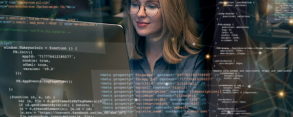 Femme qui utilise la méthode DevOps