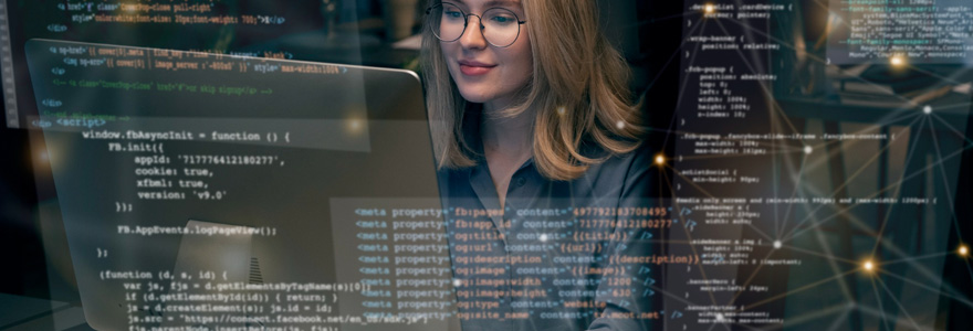 Femme qui utilise la méthode DevOps