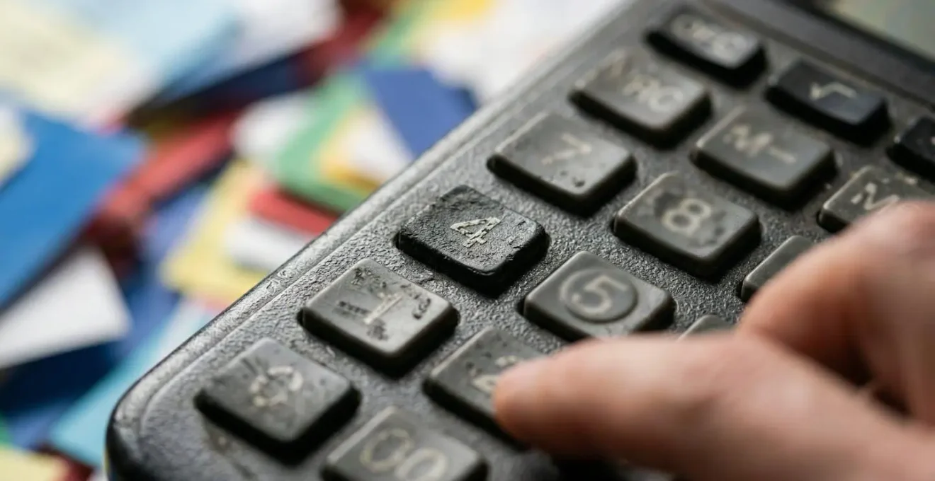 Famille discutant autour d'une table avec calculatrice et documents fiscaux