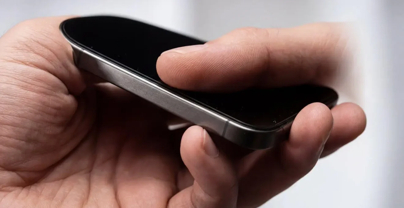 Main tenant un smartphone avec zones d'interaction tactile optimales visualisées