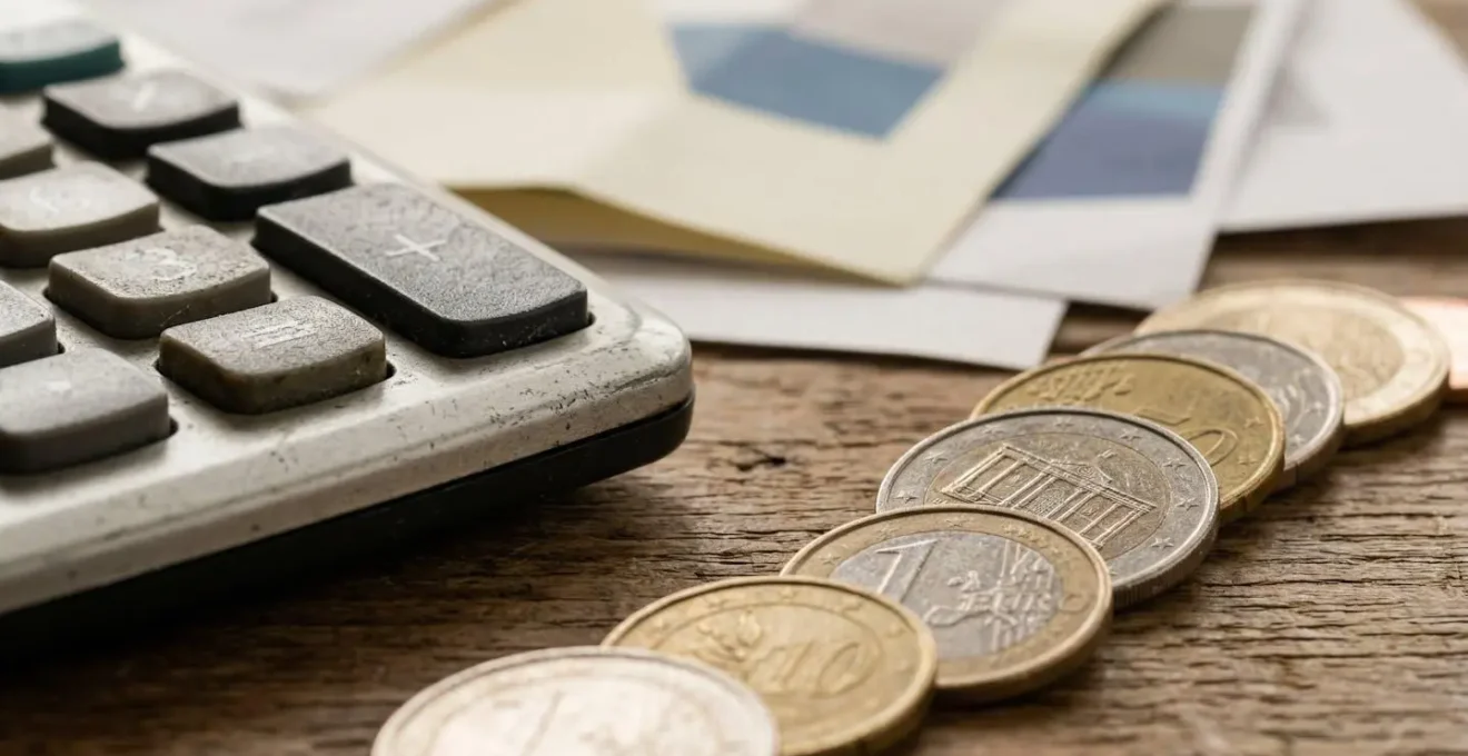 Calculatrice et documents financiers pour budget étudiant avec APL